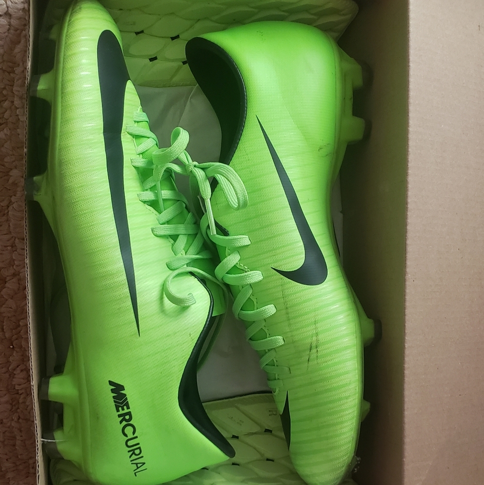 Mercurial soccer Shoes
